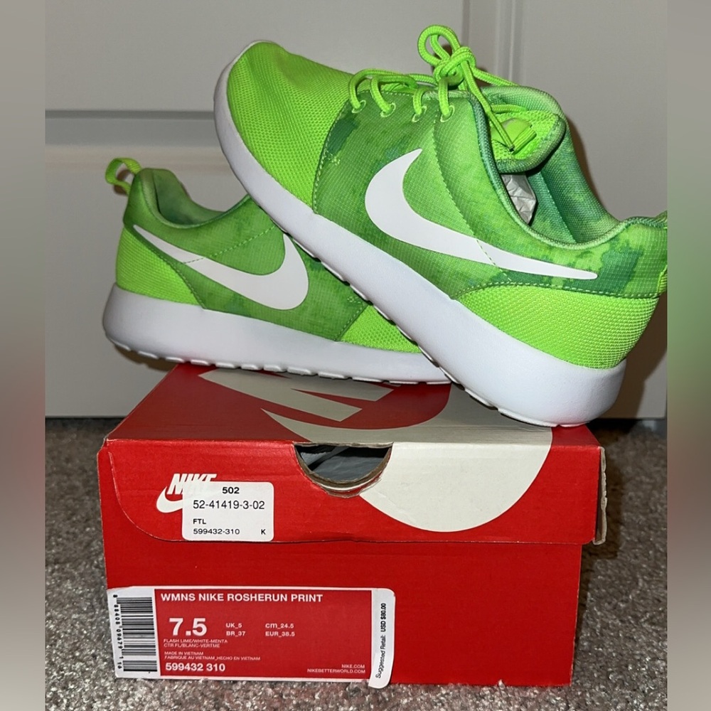 Nike Women's Roshe Run Print Shoes, size 7.5